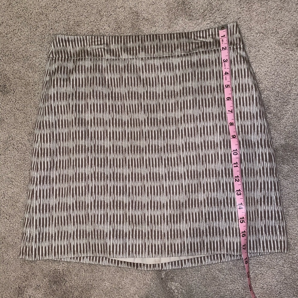 $10 SALE ANN TAYLOR LOFT cream and beige skirt